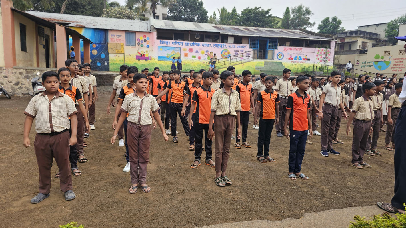 कवायत करताना विद्यार्थी 